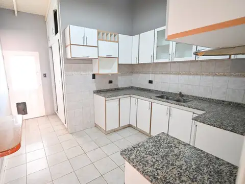 EN VENTA CASA MODERNA CON GRAN PATIO Y PILETA