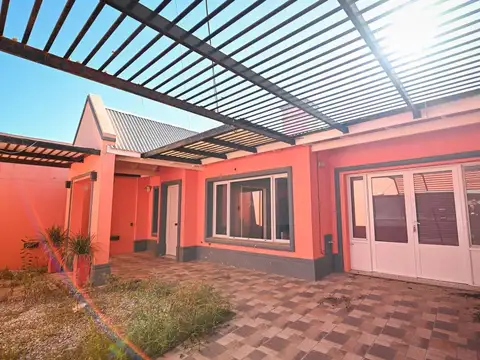 EN VENTA CASA MODERNA CON GRAN PATIO Y PILETA