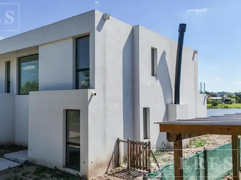 Casa en venta sobre lote interno  en El Cantón Barrio Golf
