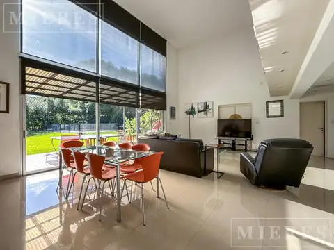 Casa en Venta con 2 cocheras