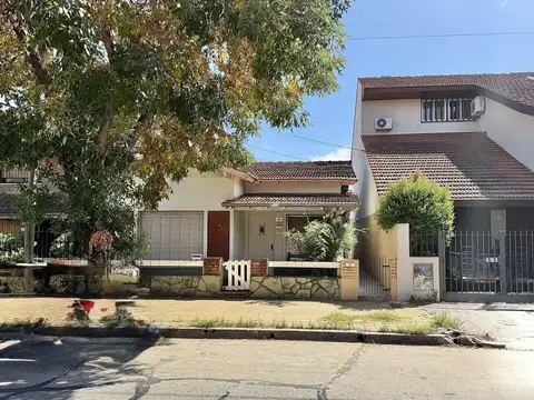Casa en una planta con gran patio a la venta en Martínez.