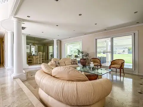 Casa 7 ambientes con 9 baños