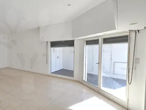 Impecable local en venta sobre calle 8 con patio, cochera, baulera y excelente estado general