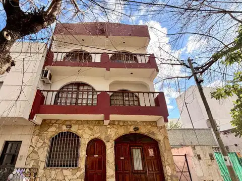 CASA EN VENTA LA PLATA TERRAZA PARRILLA COCHERA