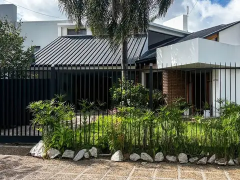 enta de casa en Villa Belgrano – 4 habitaciones, potencial y ubicación estratégica.