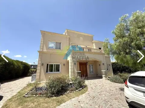 Venta de casa en dos plantas con pileta - SAN SEBASTIAN AREA 5