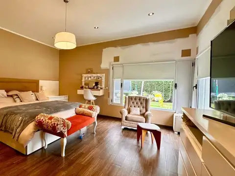 Casa en Venta con 3 cocheras