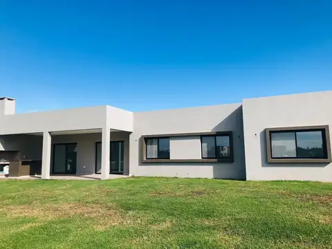 Casa en Venta con 3 cocheras