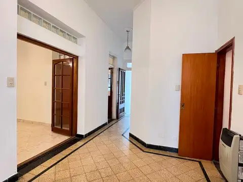 Casa 7 ambientes con 2 baños