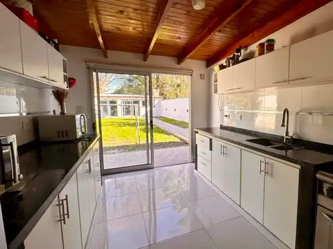 Casa 5 ambientes con 2 baños