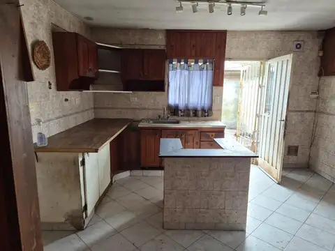 Casa 4 ambientes con 2 baños