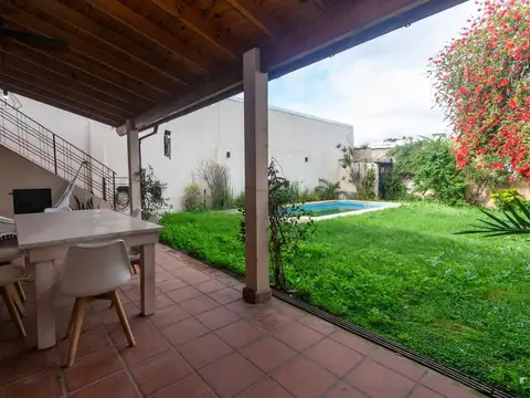 4 AMBIENTES  PISCINA JARDÍN COCHERA PARRILLA