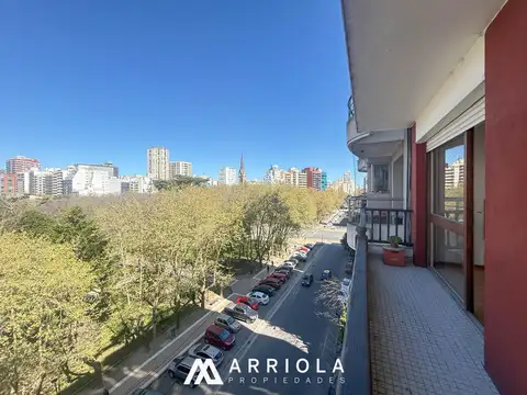 Departamento 3 amb. al frente con balcón, 2 baños. CENTRO.