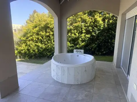 Casa en Alquiler con 4 cocheras