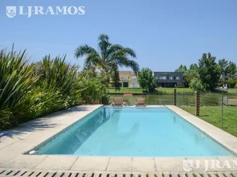 Casa en Alquiler con 2 cocheras