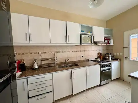 Casa a la venta 5 dormitorios y pileta. Barrio Los Arenales