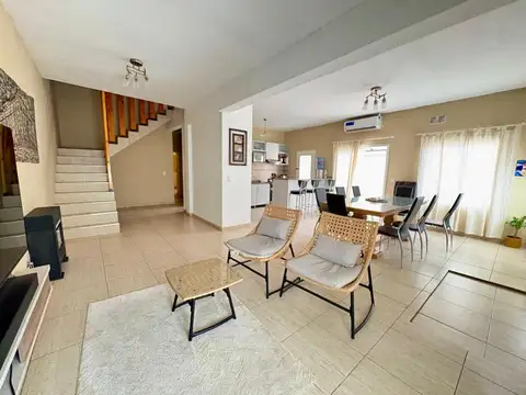 Casa 6 ambientes con 3 baños