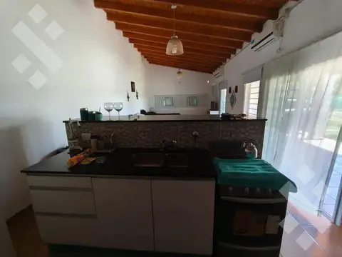 Venta de Casa estilo quincho, Barrio Piedra Blanca, Fernandez Oro