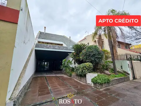 Venta Casa de 6 Ambientes en 3 Plantas con Jardín, Parrilla y Garaje en Villa Lugano - Apto crédito