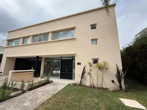 CASA EN VILLAGE DEL PARQUE 4 AMBIENTES J.M. GUTIERREZ