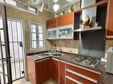 Casa 4 ambientes con 2 baños