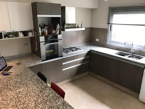 Casa 6 ambientes con 3 baños