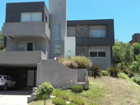 VENDO CASA EN LA RUFINA. UBIC. CENTRAL. 3 DORM. PILETA