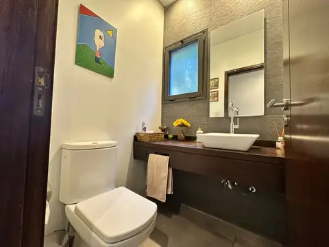 Casa 6 ambientes con 2 baños