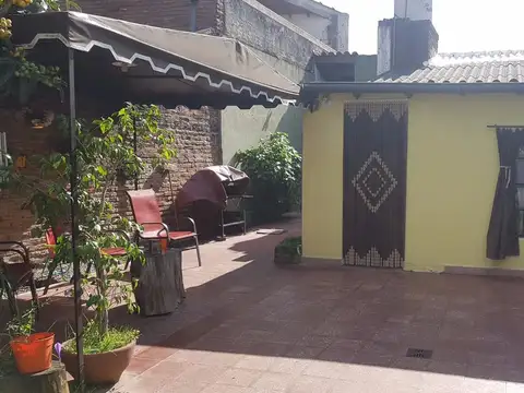CASA CON DEPTO 2 AMBIENTES AL FONDO