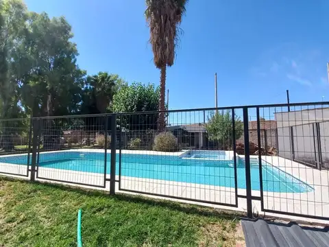 VENTA DE QUINTA, 3 CASAS+SALON COMERCIAL, PISCINA.