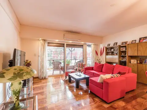 PISO DE 4 AMB · 135 M² · BALCÓN + PATIO +COCHERA