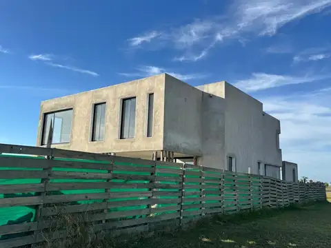 Casa 7 ambientes con 4 baños