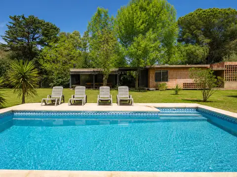 Venta Casa de 3 ambientes con quincho, jardin y pileta