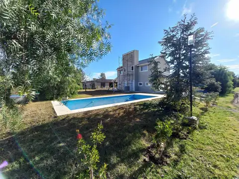 VENTA CASA 3 AMBIENTES CON COCHERA Y PILETA - BARRIO ALAMOS DE YEI PORA