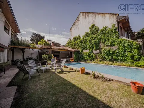 Espectacular casa de 6 ambientes en esquina sobre lote de 15 x 24mts jardín pileta quincho