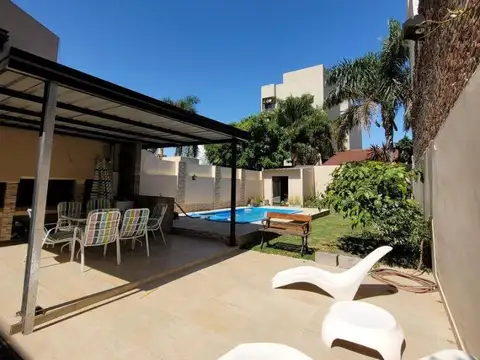 CASA EN VENTA CON JARDIN, PISCINA Y COCHERA