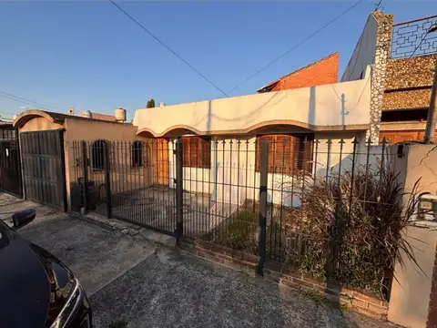 CASA 4 AMBIENTES CON PILETA COCHERA EN LOTE 408 m2