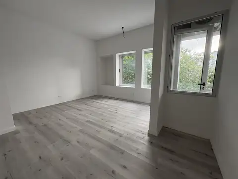 Departamento en alquiler con balcón con parrilla y cochera cubierta en Olivos.