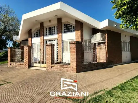 VENTA- CASA DE 3 DORMITORIOS- 3 BAÑOS Y COCHERA. EN ESQUINA. HERMOSA