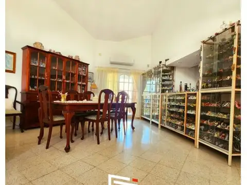 Casa en Venta con 2 cocheras