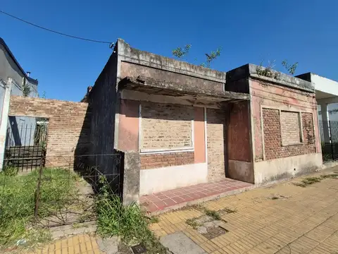 VENTA OPORTUNIDAD POR UBICACIÓN TERRENO C/  CASA A RECICLAR Y/ O  DEMOLER MERLO NORTE