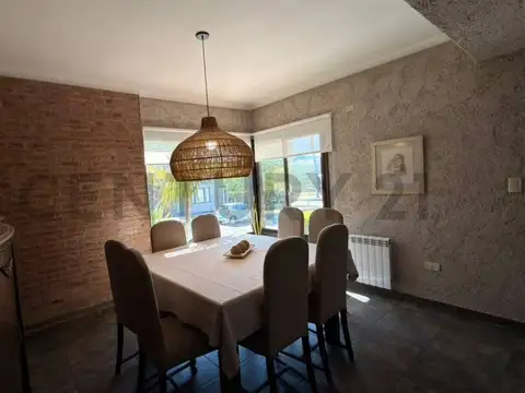 Casa 6 ambientes con 2 baños