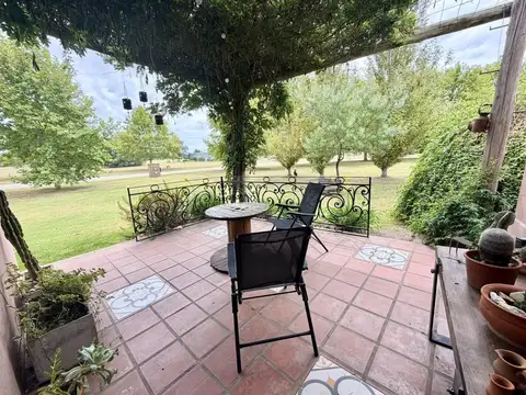 Hermosa casa de campo 4 ambientes en Carlos Keen.
