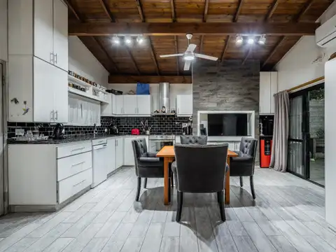Casa | 7 ambientes | Fondo libre con Pileta | Francisco Alvarez
