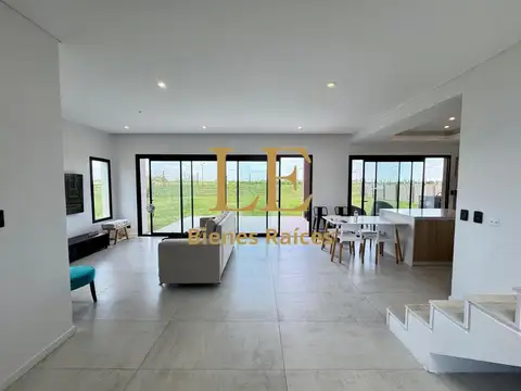 Casa 5 ambientes con 4 baños