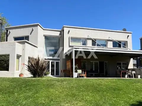 CASA EN VENTA 6 AMBIENTES B° LA COMARCA CENTENARIO