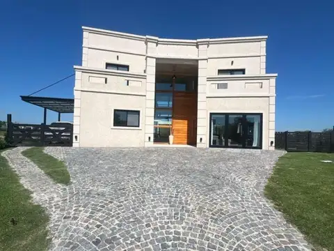 Hermosa Casa En El Canton / El Golf