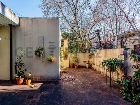 Casa 6 ambientes con 2 baños