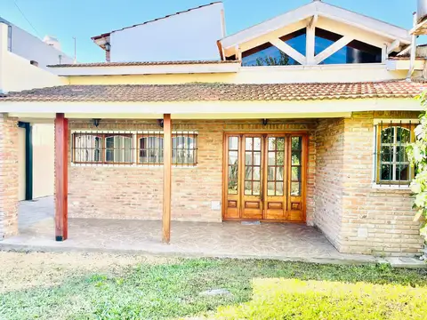 Alquiler de casa de 4 ambientes con parque en Bella Vista.