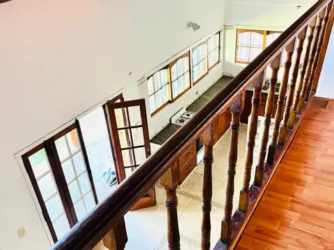 Alquiler de casa de 4 ambientes con parque en Bella Vista.